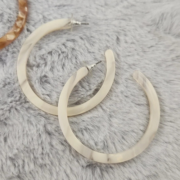 HOOP earring set. Plastic lightweight. - Picture 8 of 8
